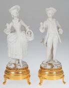 Figurenpaar "Galanter Herr und Dame mit Blumenkorb", Bisquit-Porzellan, weiß, auf