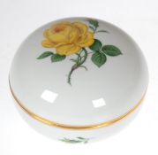 Meissen-Konfektdose, Gelbe Rose, Goldrand, 2 Schleifstriche, H. 8,5 cm, Dm. 12,5 cm