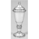 Art-Deco-Deckelpokal, Silber, Dänemark 1934, rosettenförmiger Stand, mit Perl-, Blatt-