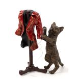 Bronze-Figur "Katze mit Nadel und Faden an Schneiderpuppe stehend", Nachguß 20. Jh.,polychrom