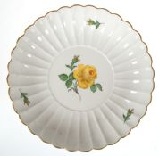 Meissen-Gebäckschale, Gelbe Rose, Goldrand, 1. Wahl, gefächerter Rand, H. 4,5 cm, Dm. 22cm