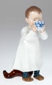 Meissen-Figur, Hentschel-Kind "Kind aus einer Tasse trinkend", um 1905, Porzellan,