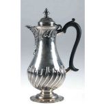 Kaffeekanne, Sheffield 1901, 925er Silber, ca. 550 g, barocke Form mit Holzgriff,geschweift