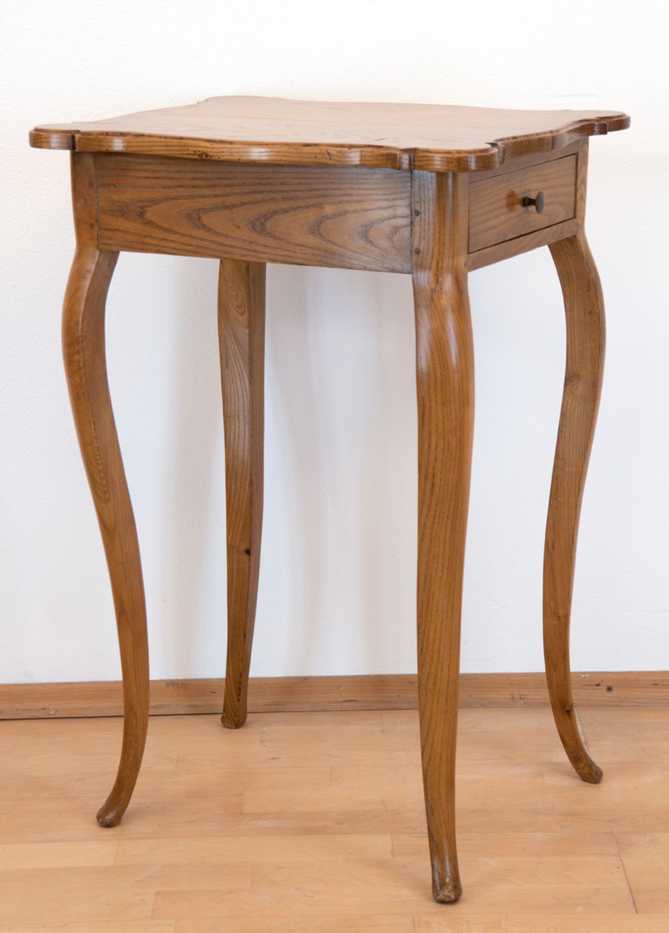 Tischchen im Barockstil, 19. Jh., Esche, über geschwungenen Beinen 1-schübige Zarge mit4-seitig