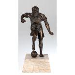 Skulptur "Fußballspieler", Bronze, grün patiniert, auf hellem Marmorsockel, unsign., H. 26cm