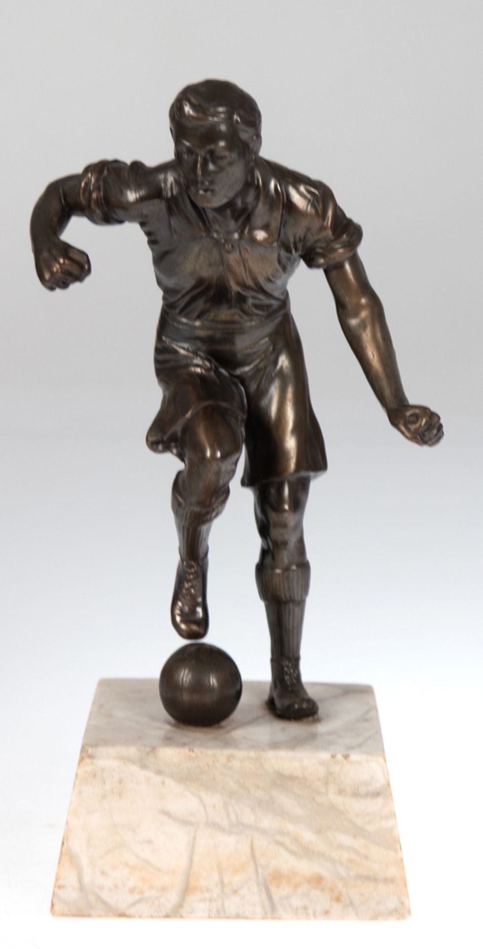 Skulptur "Fußballspieler", Bronze, grün patiniert, auf hellem Marmorsockel, unsign., H. 26cm