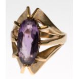 Ring, 333er GG, durchbrochen gearbeiteter Ringkopf besetzt mit oval facettiertem Amethyst,ges. 7,5