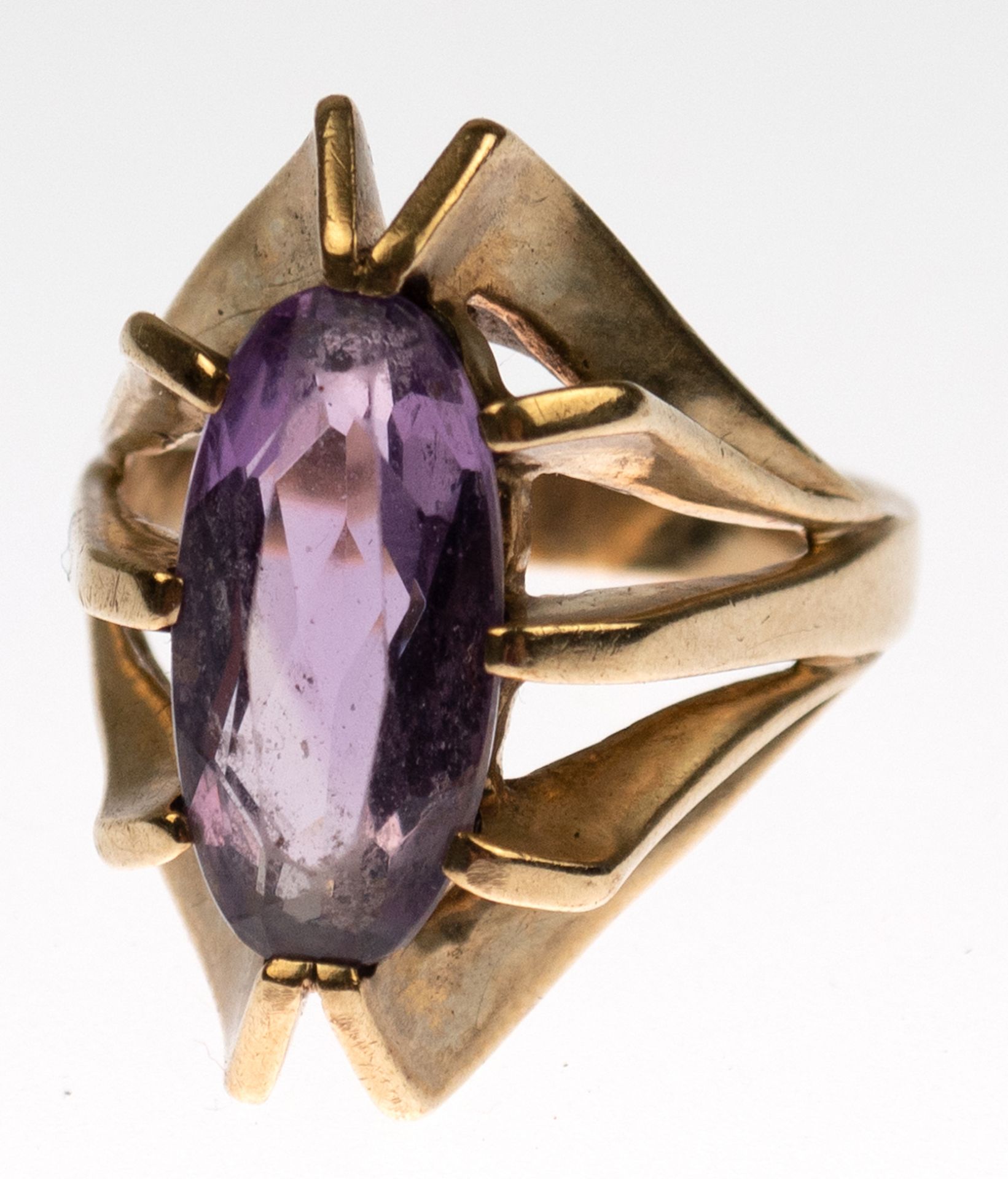 Ring, 333er GG, durchbrochen gearbeiteter Ringkopf besetzt mit oval facettiertem Amethyst,ges. 7,5