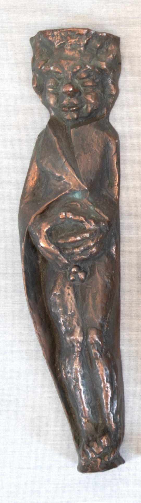Figur "Mann mit verschränkten Händen", Weißmetallguß, bronziert, H. 52 cm