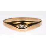 Ring, 333er GG, sich verbreiternde Ringschiene besetzt mit 1 kl. Diamant, ges. 0,76 g, RG56