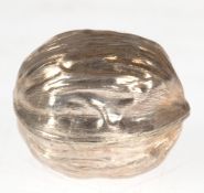 Pillendose in Form einer Walnuß, 925er Silber, punziert, ca. 17 g, L. 3,7 cm