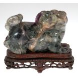 Tempelwächter, Fu-Hund, grüne/violette Jade, vollplastisch geschnitten, H. 7 cm, L. 11 cm,auf