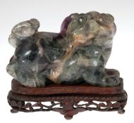 Tempelwächter, Fu-Hund, grüne/violette Jade, vollplastisch geschnitten, H. 7 cm, L. 11 cm,auf