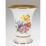 Meißen-Vase, mit Blumen-Bukett, 1. Wahl, Trompetenform, mit Goldrand, H. 16 cm