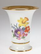 Meißen-Vase, mit Blumen-Bukett, 1. Wahl, Trompetenform, mit Goldrand, H. 16 cm