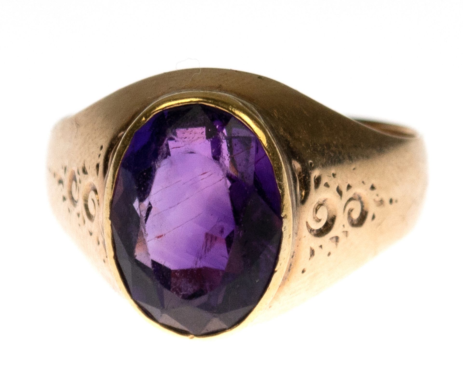 Ring, 585er GG, besetzt mit oval facettiertem Amethyst in Zargenfassung, sichverbreiternde