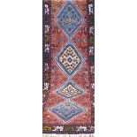 Yalameh, Persien, farbenreich mit zentralem Muster u. floralen Motiven, 310x87 cm