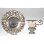 Biedermeier-Tasse mit UT, 13 Lot Silber, punziert, ca. 288 g, floral reliefiert, vielfachgekanteter,