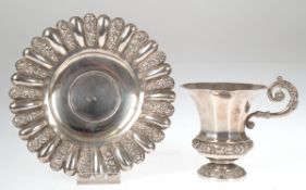 Biedermeier-Tasse mit UT, 13 Lot Silber, punziert, ca. 288 g, floral reliefiert, vielfachgekanteter,