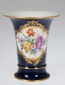 Meissen-Vase, kobaltblau, goldstaffierte Reserve mit buntem Blumenbukett, Goldränder, 1.Wahl, H.