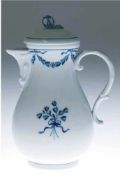 Meissen-Kaffeekanne, Blaue Feston- und Blumenmalerei, Blüte als Deckelbekrönung, I. Wahl, H. 24 cm