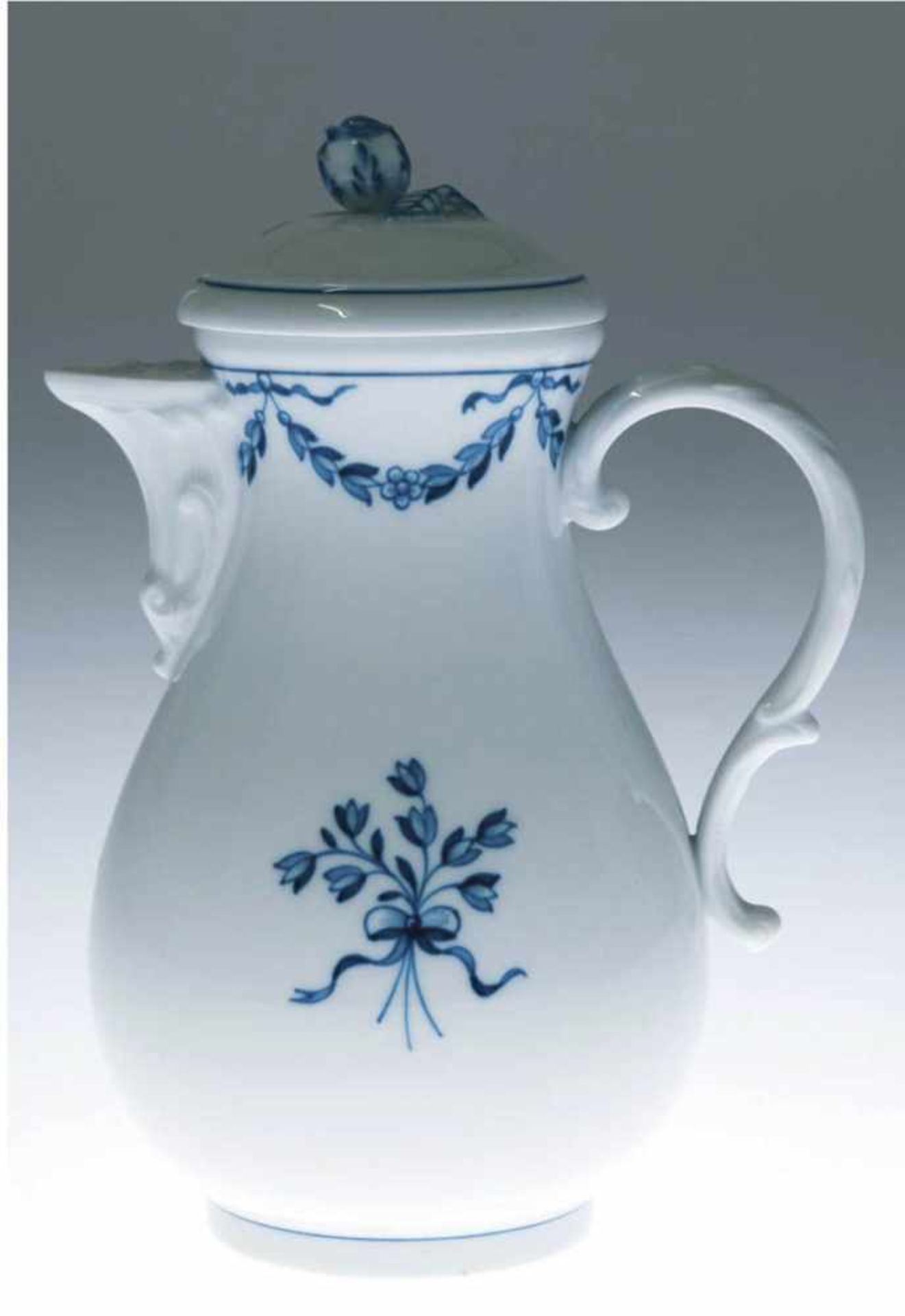 Meissen-Kaffeekanne, Blaue Feston- und Blumenmalerei, Blüte als Deckelbekrönung, I. Wahl, H. 24 cm