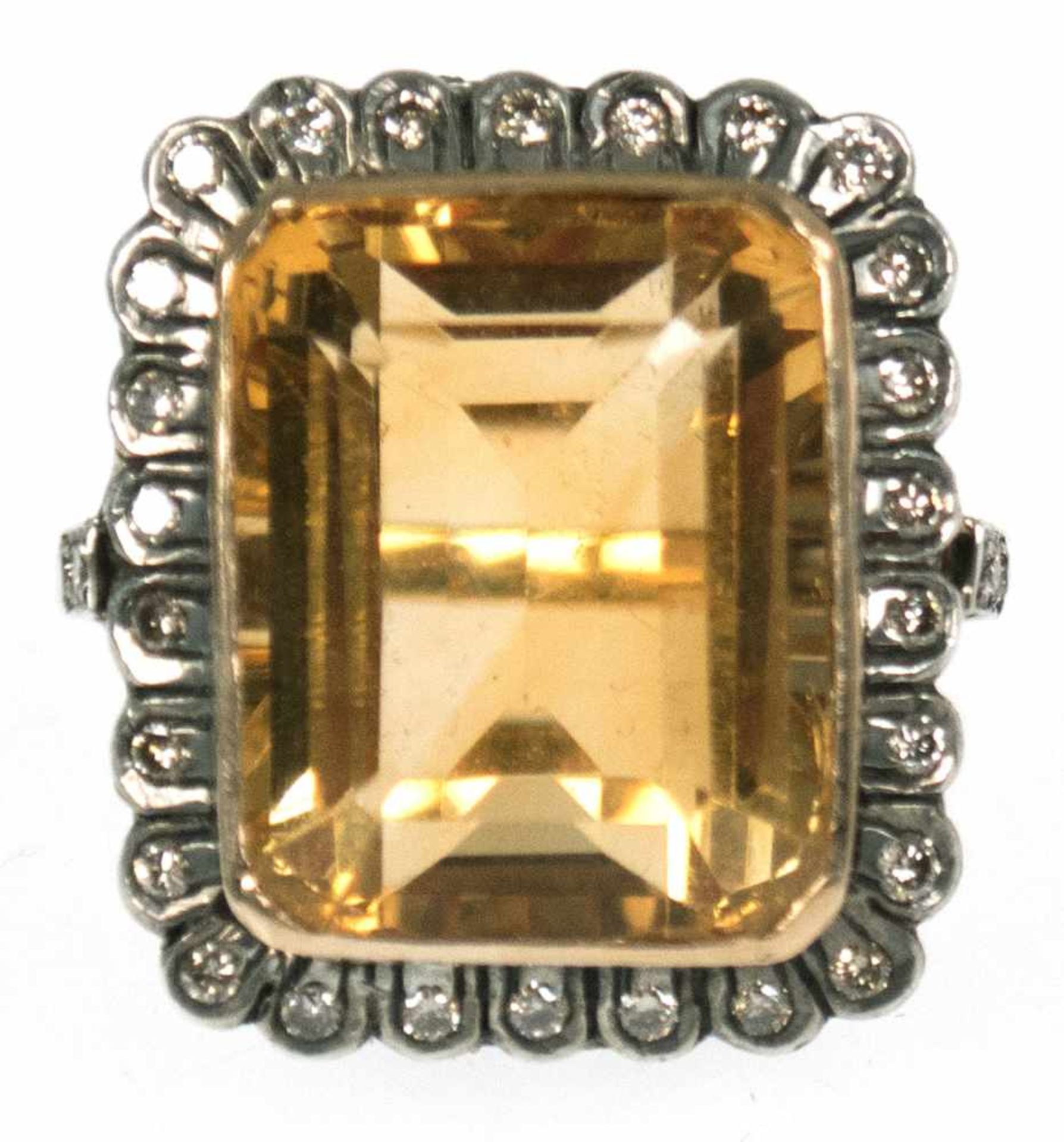 Ring, 750 er Gold, mit großem Citrin von 17,1 ct., Entourage und Unterkaderung mit Brillantbesatz