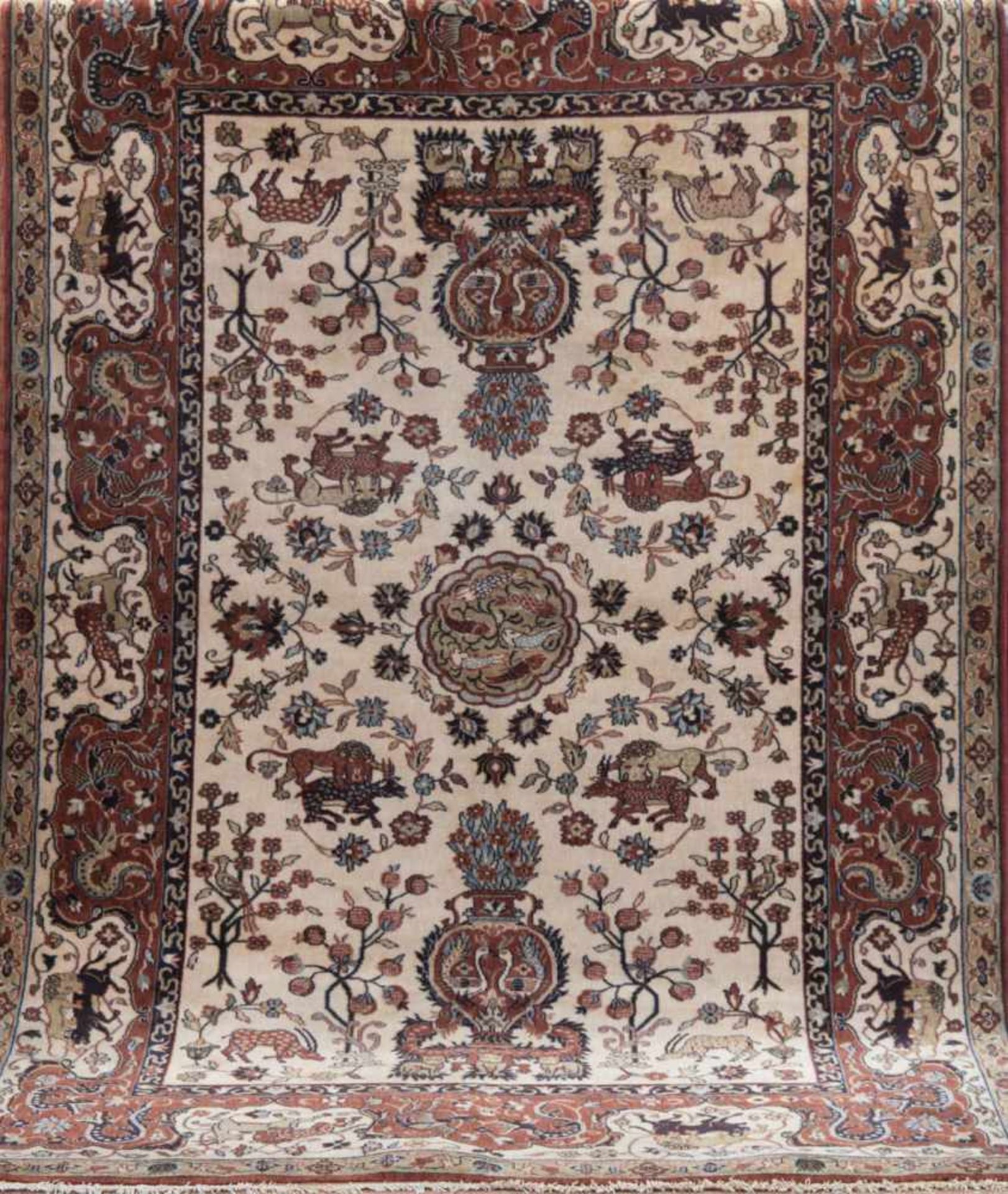 Orient-Teppich, Täbriz, rotgrundig, mit zentralem Medaillon, mit Tier-, Vasen- und Floralmotiven, 1