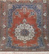 Alter Persicher Täbriz, rot-/ blaugrundig, mit zentralem Medaillon und floralen Motiven, 1 Kante