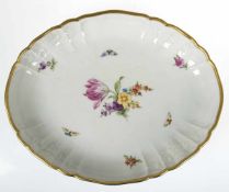 Gebäckschale, KPM Berlin, Form Rocaille, bunte Blumenmalerei mit Schmetterlingen, Goldrand, 4x26,