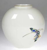 KPM-Vase, polychrome Schmetterlingsmalerei, Goldrand, H. 22 cm