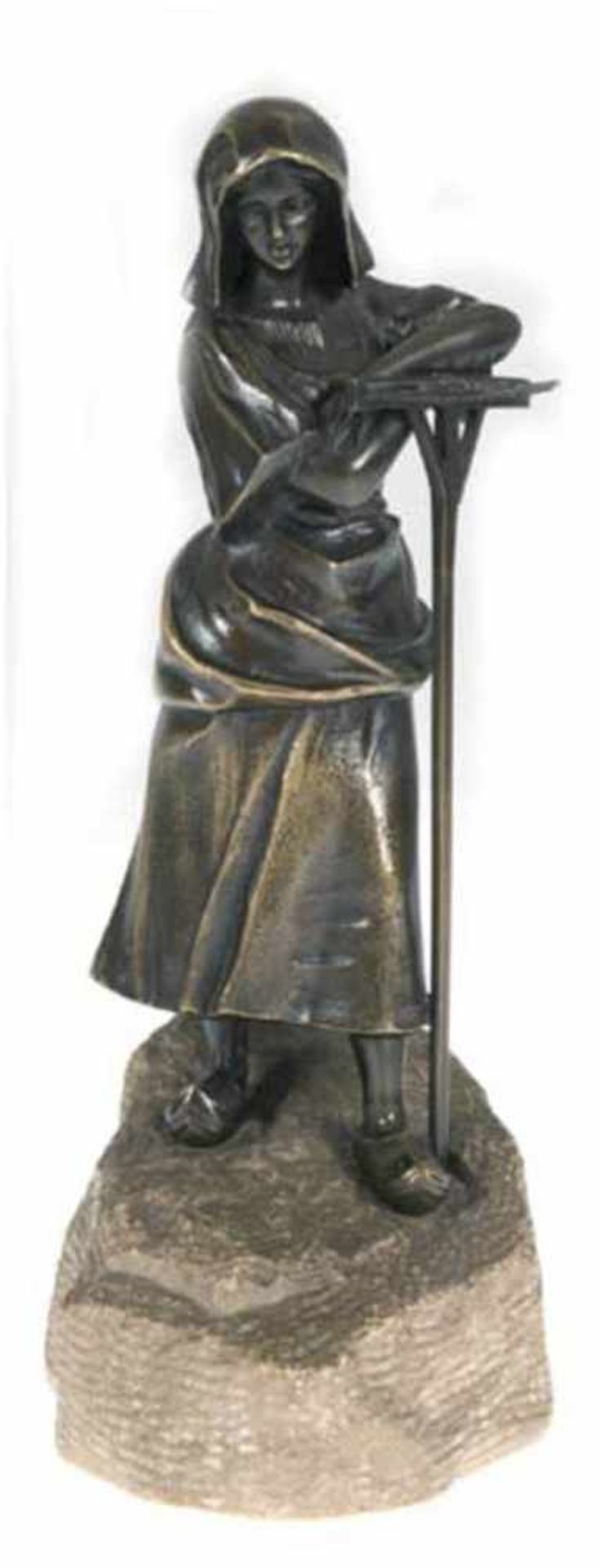 Titze, A. (um 1920, tätig in Wien) "Landarbeiterin mit Harke in Holzpantinen", Bronze, dunkel