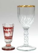 Konvolut Biedermeier-Glas, mit rotem Überfang, am Rand best., 9 cm und Weinglas, Stand gedellt, mit