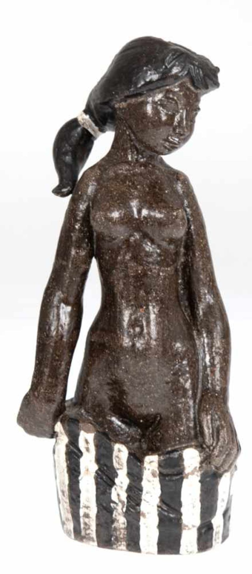 Figur "Akt einer jungen Frau", vollplastisch, dunkel patiniert, unterseitig monogr. "CH", H. 34 cm