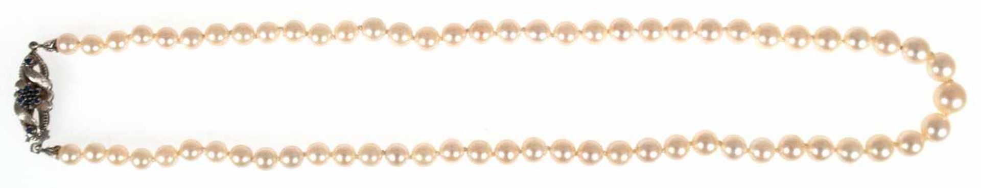 Perlenkette, Perlen im Verlauf, Dm. 8,5 mm-5,5 mm, Schließe 750er WG, besetzt mit Saphiren, L. 49