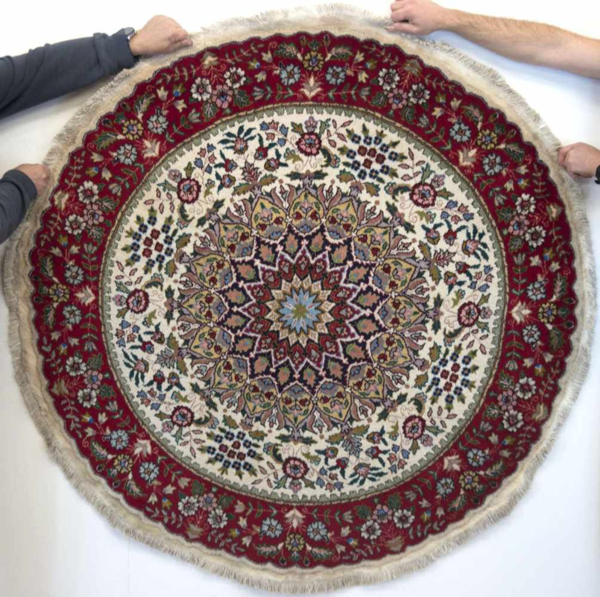 Perischer-Täbriz, rotgrundig, mit zentralem Medaillon und floralen Motiven, Außenrand leicht