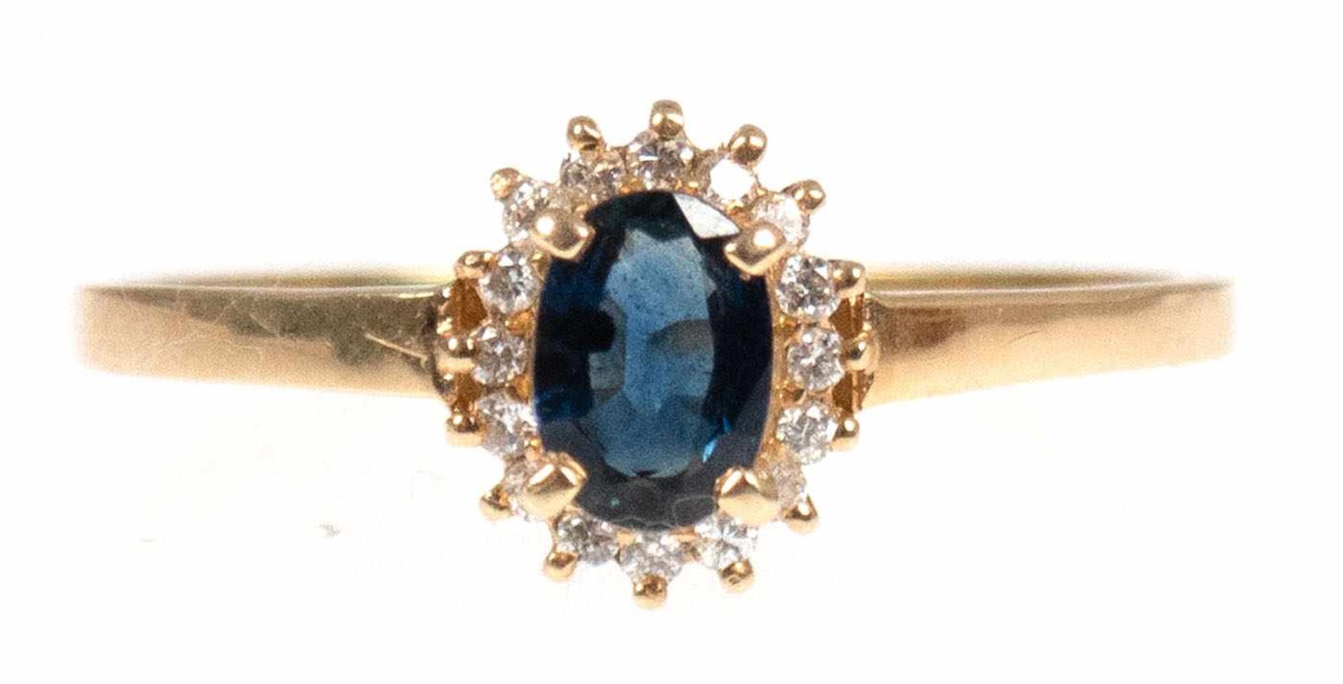 Brillant-Saphir-Ring, 585er GG, besetzt mit ovalem, facettiertem Saphir in Krabbenfassung mit einer