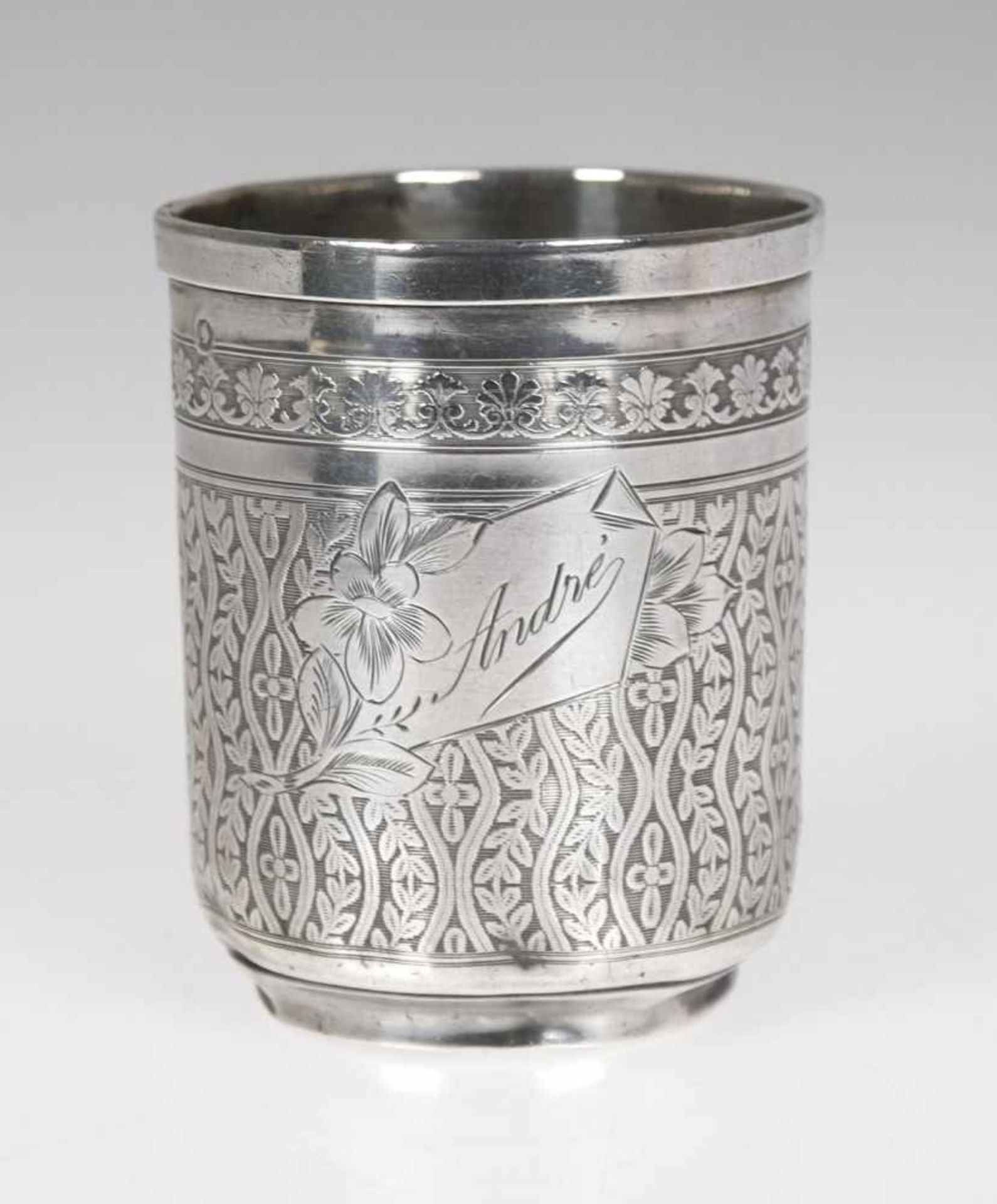 Becher, Frankreich 19. Jh., Silber, punziert, ca. 76 g, floral ziseliert, namensgravur "André", - Image 2 of 2