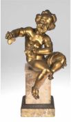 "Putto mit Kastagnetten", Frankreich 19. Jh., Bronze vergoldet, ockerfarbener Marmorsockel, Ges.-H.