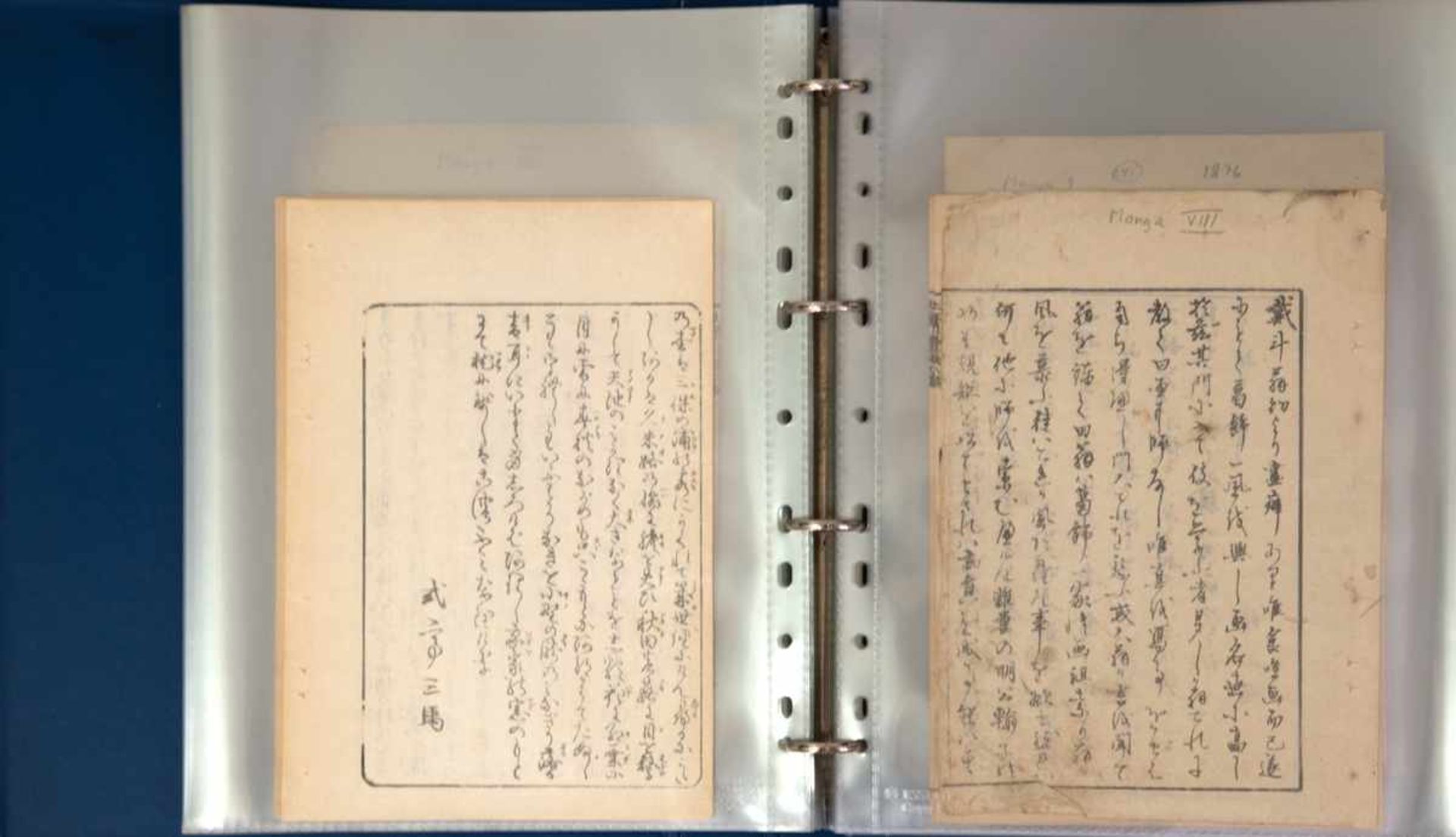 Mappe mit Sammlung japanischer Drucksachen, teilweise handschriftl. bez. Hokusai Mangwa,