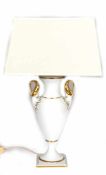 Tischlampe, 1-flammig, Fa. Kaiser, Porzellan, mit Schwanenhenkel und Golddekor, eckiger, heller