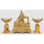 Empire-Uhrengruppe, Frankreich um 1830, 3-teilig, Pendule und Paar Ziervasen, vergoldete Bronze und
