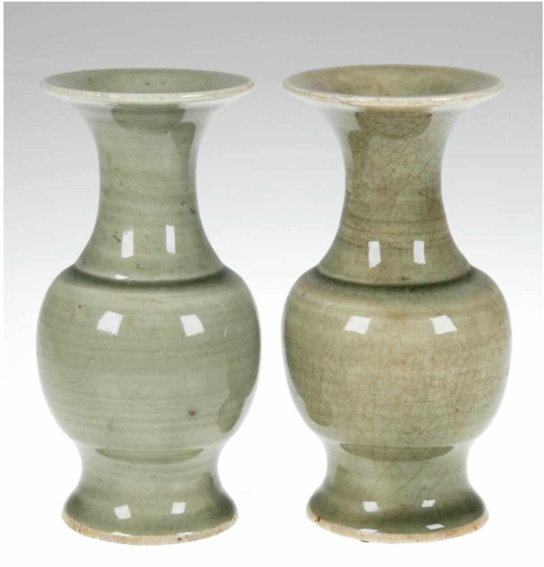 2 Balustervasen, China um 1900, Porzellan, grüne Seladonglasur, einmal craqueliert, H. 15 cm 2