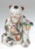 Porzellanfigur "Sitzendes Kind", China um 1900, polychrom bemalt, Blockstempel, H. 9,5 cm