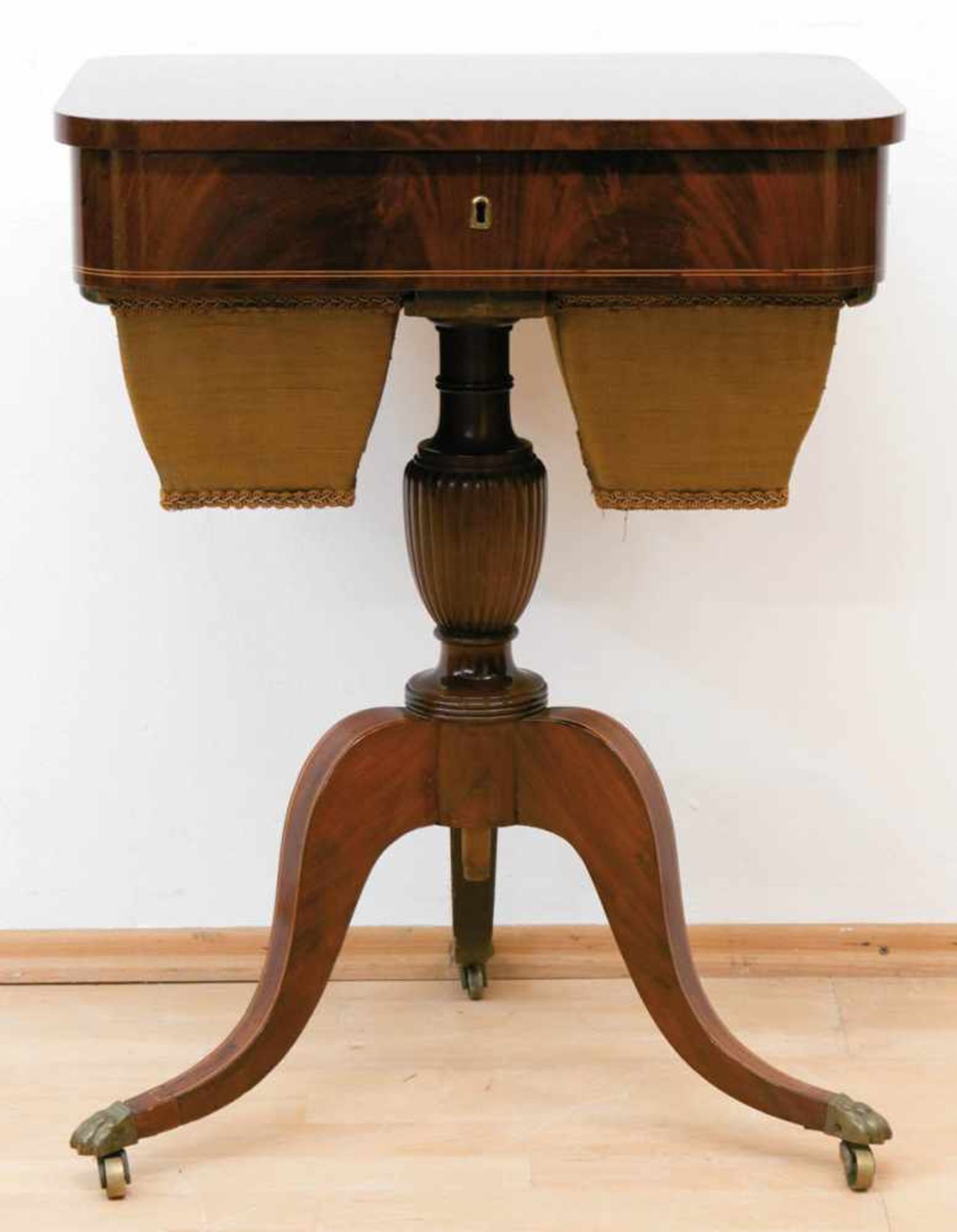 Biedermeier-Nähtisch, um 1840, Mahagoni furniert, Fadenintarsien, vasenförmige Mittelsäule auf 3