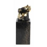 Bronze-Figur "Sitzender Pandabär", Nachguß 20. Jh., signiert "Milo", z.T. schwarz patiniert,