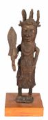 "Afrikanischer Stammesführer mit einem kurzen Speer mit langer Klinge", Bronzefigur, auf
