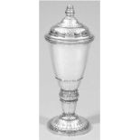 Art-Deco-Deckelpokal, Silber, Dänemark 1934, rosettenförmiger Stand, mit Perl-, Blatt- und