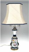 Tischlampe in Form einer Petroleumlampe, Böhmen um 1860, balusterförmiger Lampenfuß mit