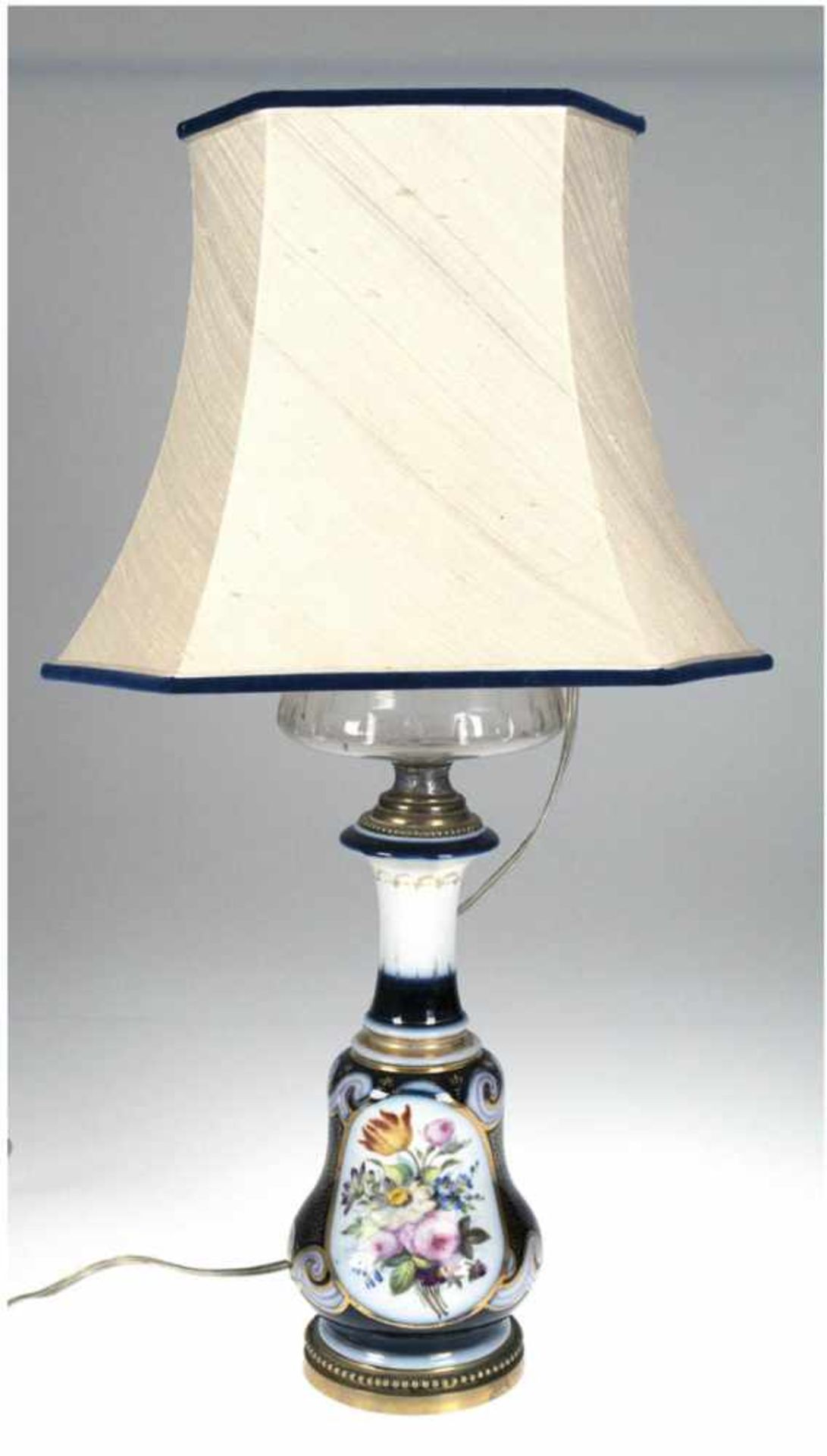 Tischlampe in Form einer Petroleumlampe, Böhmen um 1860, balusterförmiger Lampenfuß mit